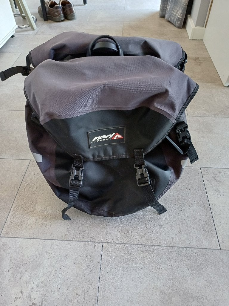 Te koop 2 fietstassen, Ophalen, Gebruikt, Red Cycling