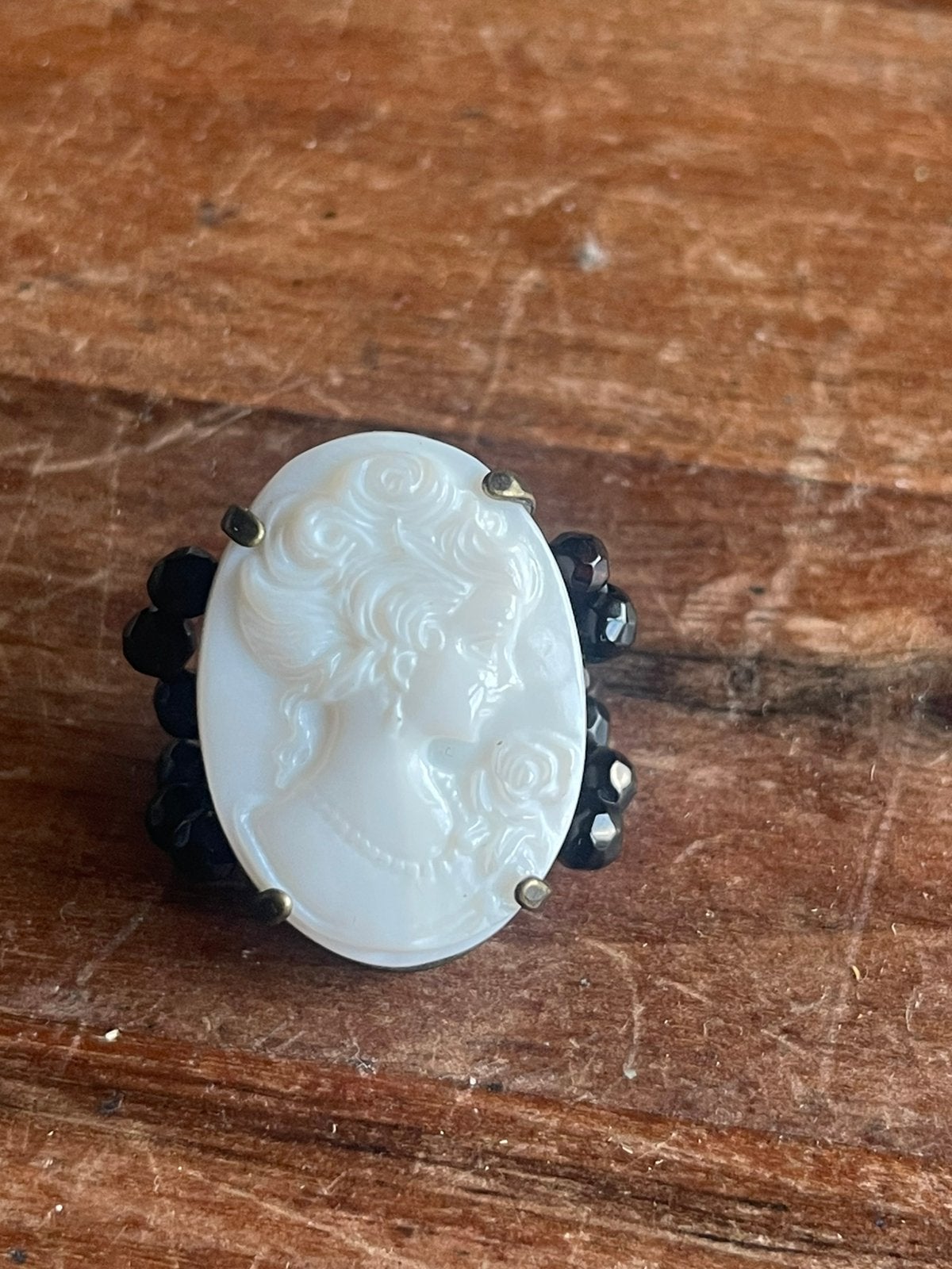 Elegante Exoal camee ring met comfortabele elastische band, Overige materialen, Wit, Nieuw, Ophalen of Verzenden