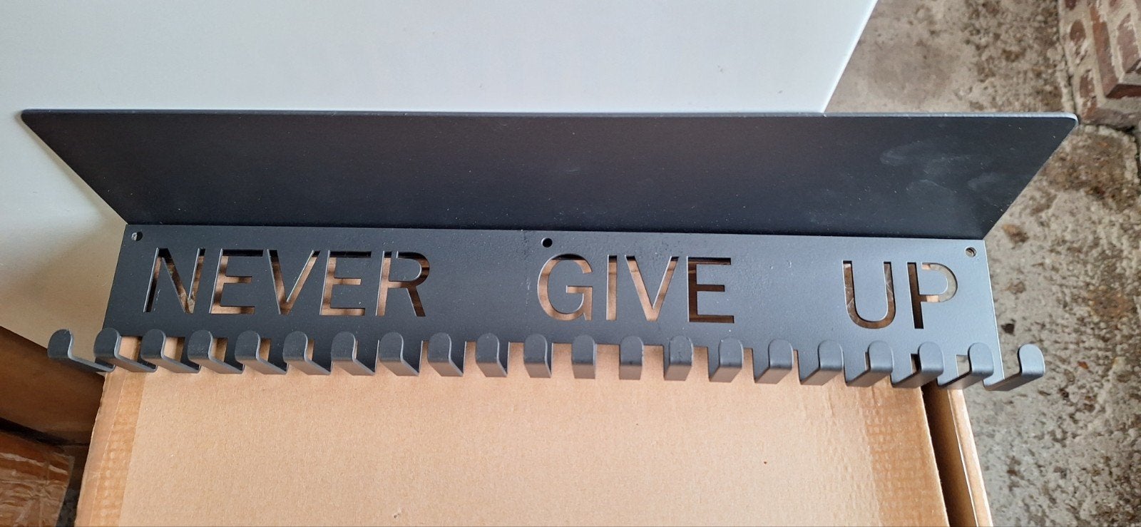 Medaillerek met trofeeën plateau - Never Give Up, Ophalen of Verzenden, Nieuw