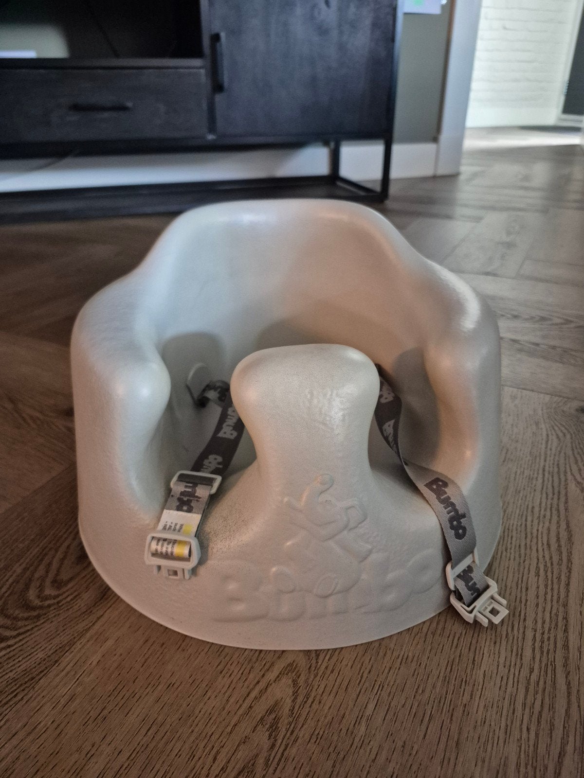 Bumbo Babyzitje - Grijs, Kinderen en Baby's, Ophalen, Zo goed als nieuw, Overige typen, Gordel(s)