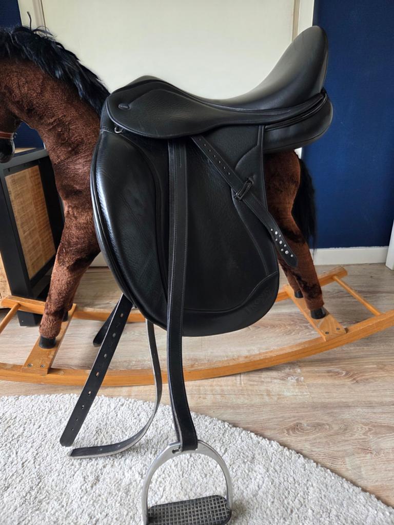 Ikonic dressuurzadel light 17.5 inch, Dieren en Toebehoren, Ophalen of Verzenden, Zo goed als nieuw, Dressuur
