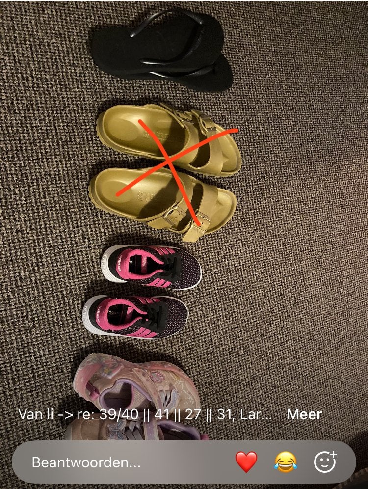 Diverse schoenen: slippers, sneakers, sandalen, Ophalen, Gedragen, Zwart, Slippers