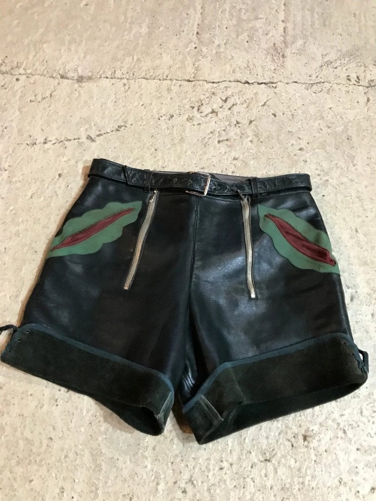 Donkergroene  lederhosen dames hotpants  - mt S, Djt@dejuistetoon.eu, Ophalen of Verzenden, Zo goed als nieuw, Mon Plaisir 19, Etten-Leur, Netherlands