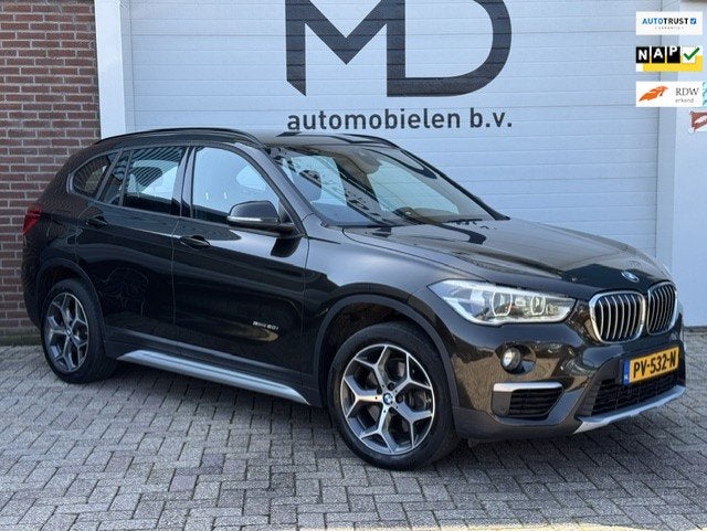 BMW X1 sDrive20i Executive Sport - Automaat - Trekhaak - LED, 1998 cc, Automatische klimaatregeling, Bruin, Leder en Stof