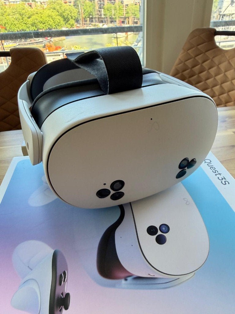 Meta Quest 3S 128GB + Elite Strap – VR headset, Ophalen of Verzenden, Zo goed als nieuw, VR-bril, Overige platformen