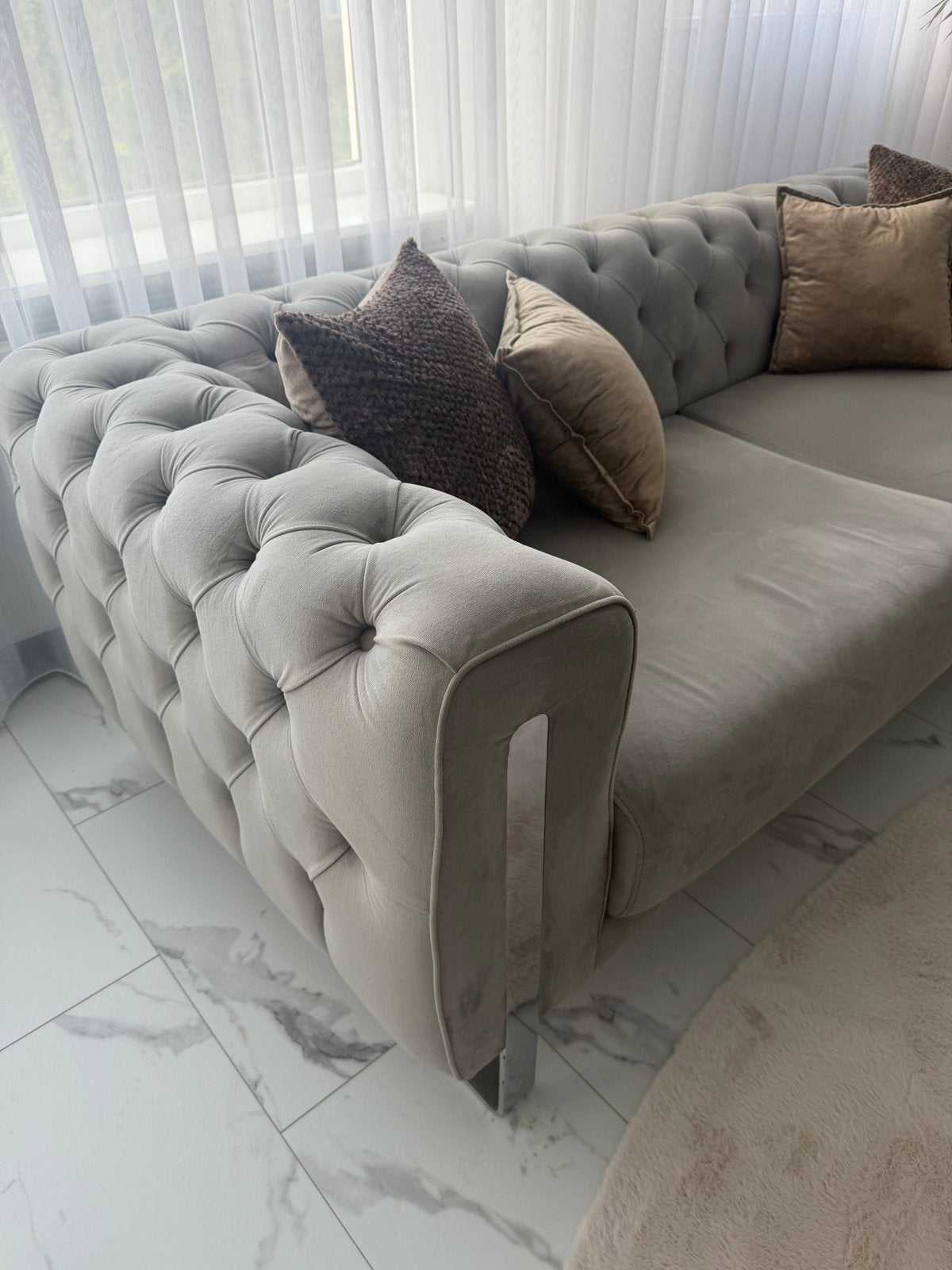 Luxe Grijze Hoekbank met Chesterfield Design, Huis en Inrichting, Banken | Bankstellen, Hoekbank, 300 cm of meer, Ophalen of Verzenden