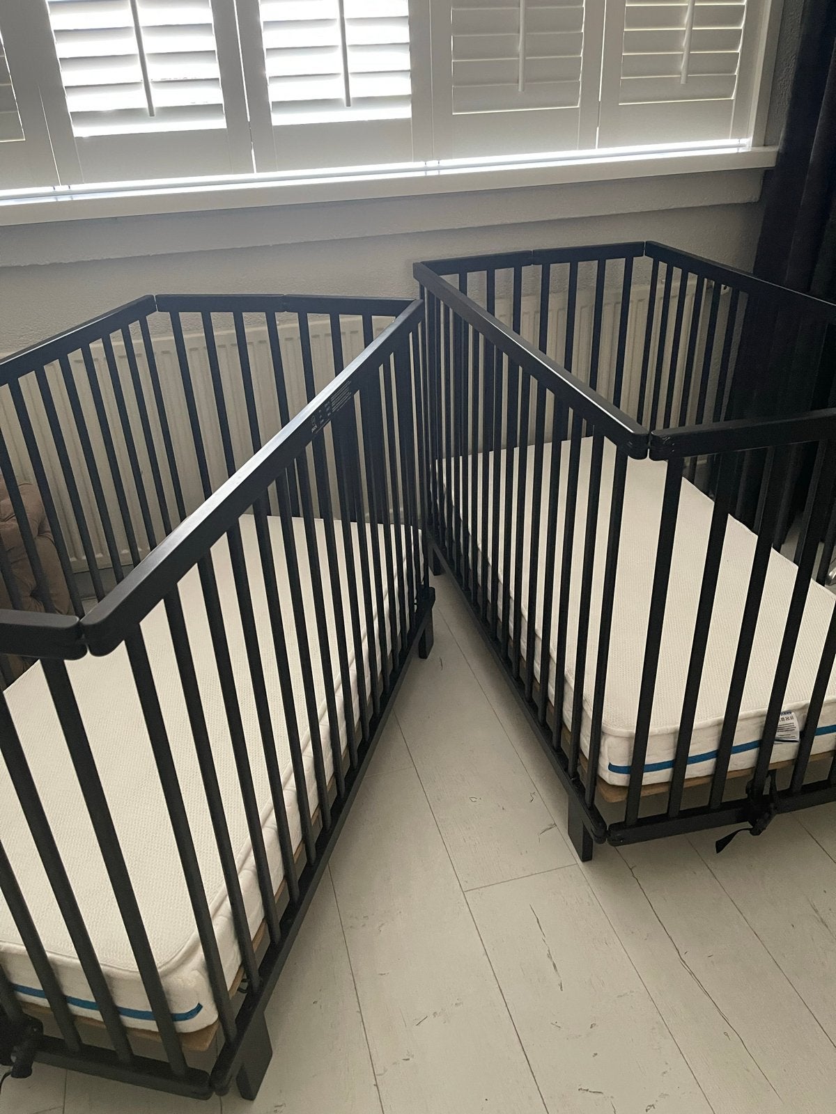 2x Puck  inklapbaar babybedje met matras - Zwart, Kinderen en Baby's, Kinderkamer | Bedden, Ophalen, Gebruikt, Minder dan 140 cm