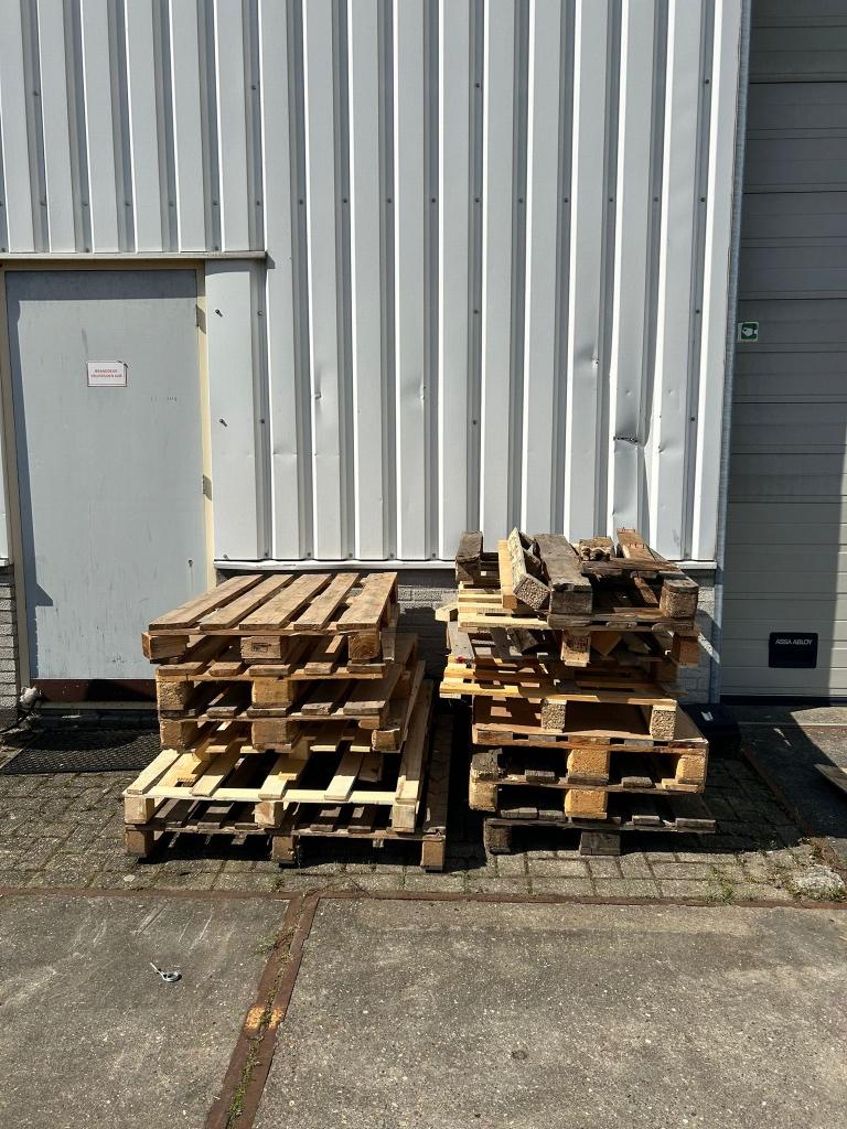 Gratis (kapotte) pallets voor haardhout oid, Tuin en Terras, Haardhout, Minder dan 3 m³, Ophalen, Overige houtsoorten, Stammen