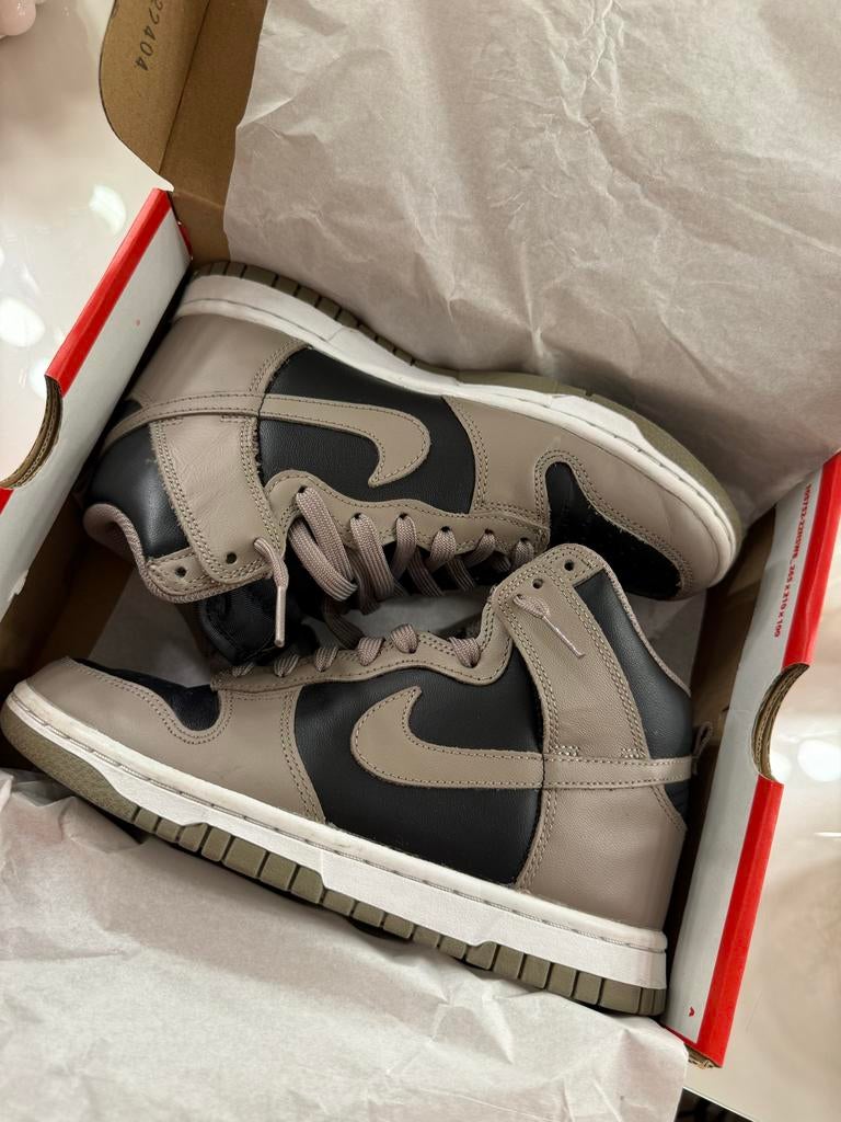 Nike Dunk High sneakers moon fossil, maat 36,5, Kleding | Dames, Schoenen, Ophalen of Verzenden, Gedragen, Zwart, Sneakers of Gympen