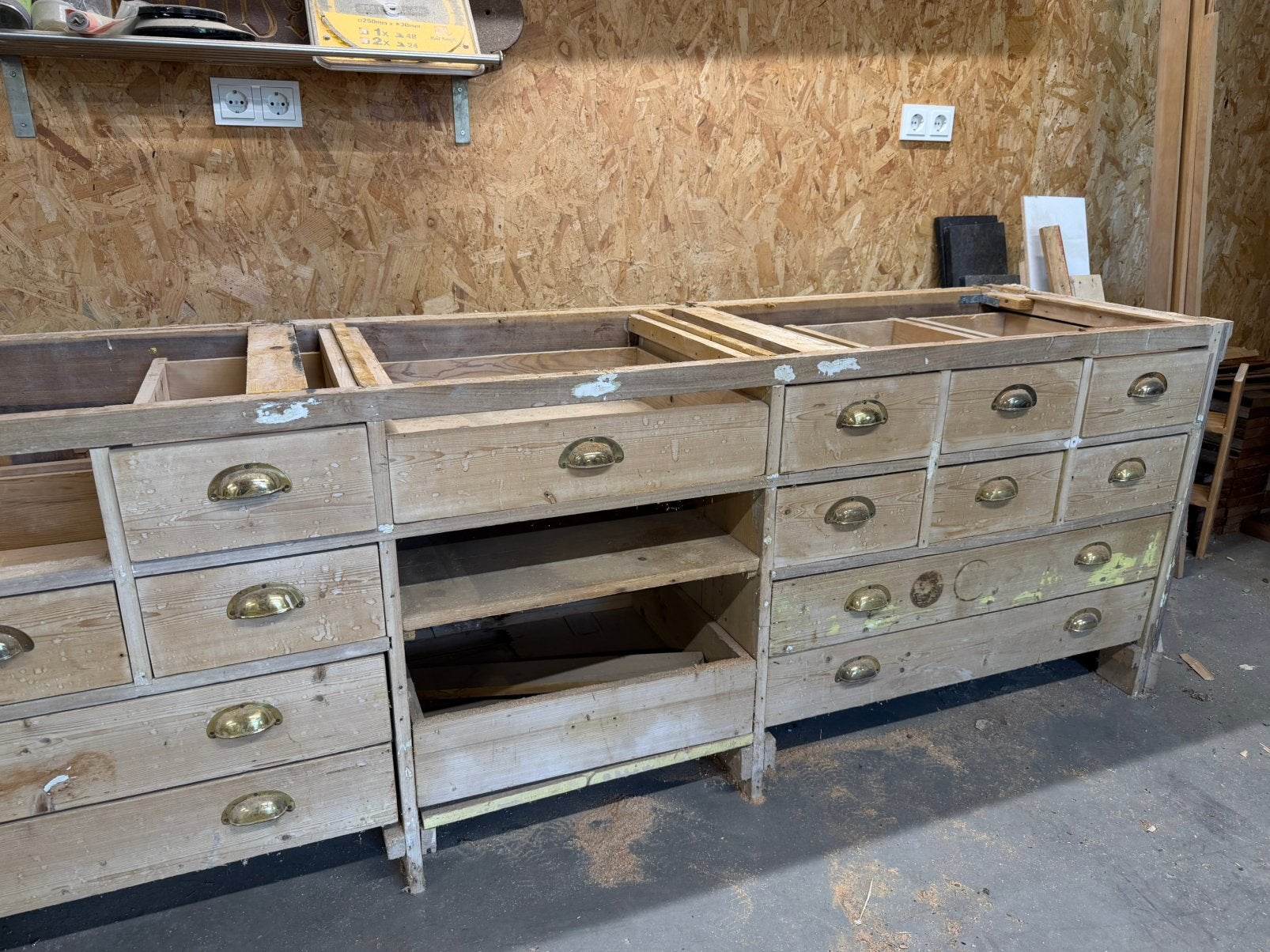 Antiek grenen laden voor restauratieprojecten, Ophalen