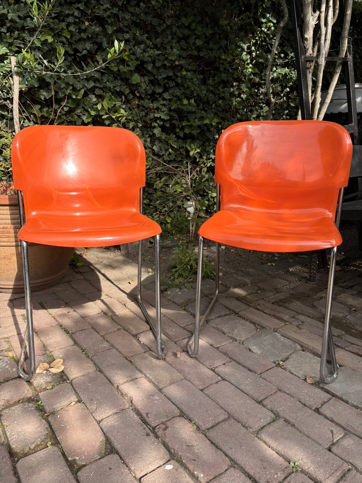 Twee kunstof design stoelen,oranje, Ophalen, Kunststof, Gebruikt, Twee