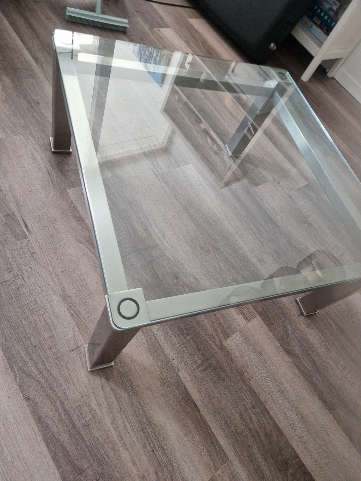 Design Salontafel met Glazen Blad en Metalen Onderstel, Huis en Inrichting, Tafels | Salontafels, Ophalen, Zo goed als nieuw