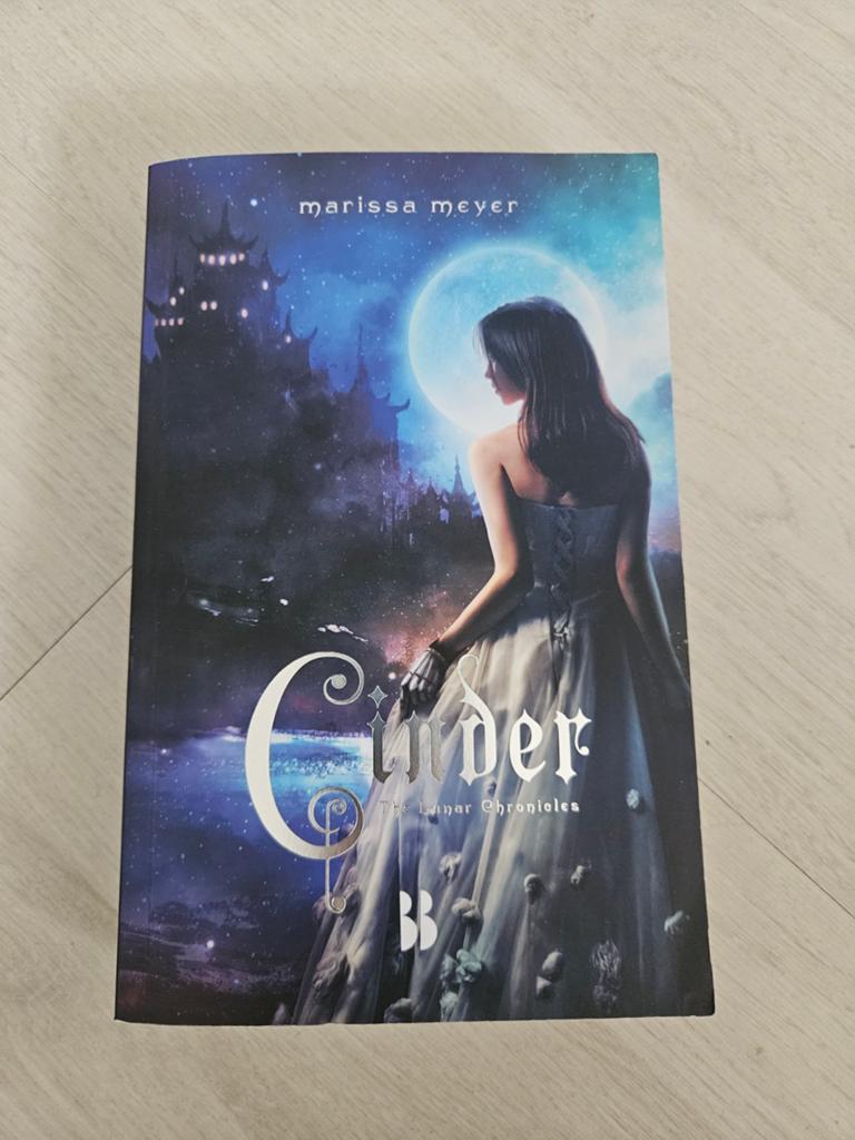 Cinder - The Lunar Chronicles - Marissa Meyer, Boeken, Fantasy, Gelezen, Ophalen of Verzenden