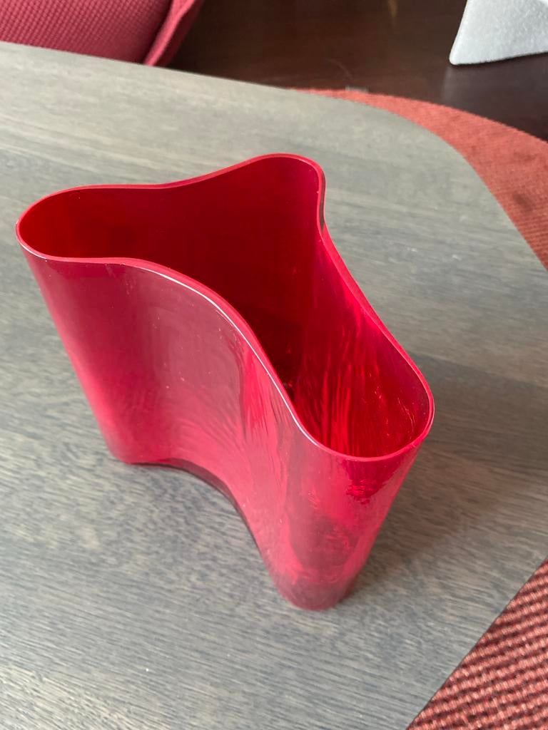Rode decoratieve vaas, modern design, Ophalen of Verzenden, Minder dan 50 cm, Rood, Glas