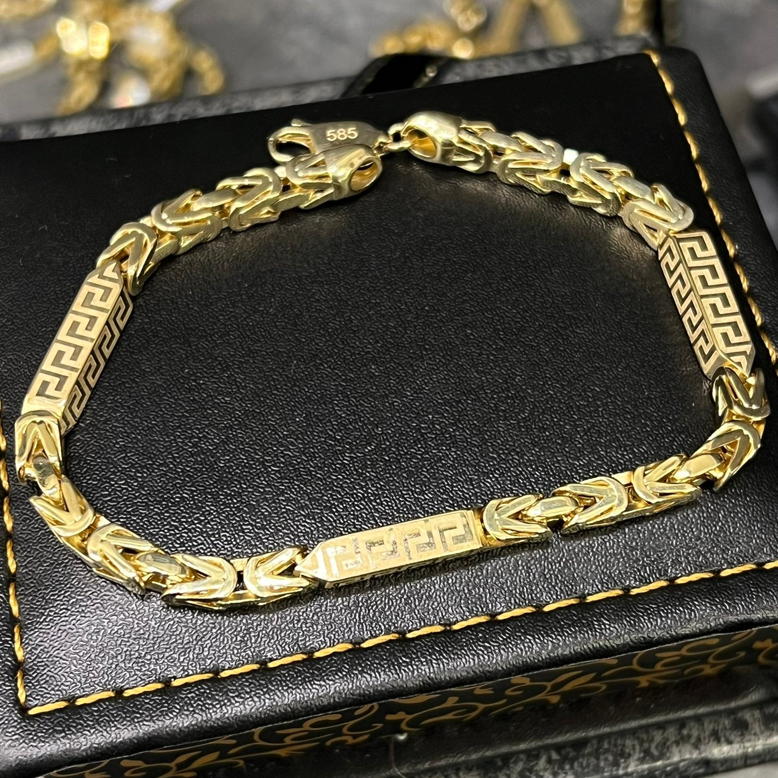 14k gouden armband koningsschakel versace, Ophalen of Verzenden, Zo goed als nieuw, Goud