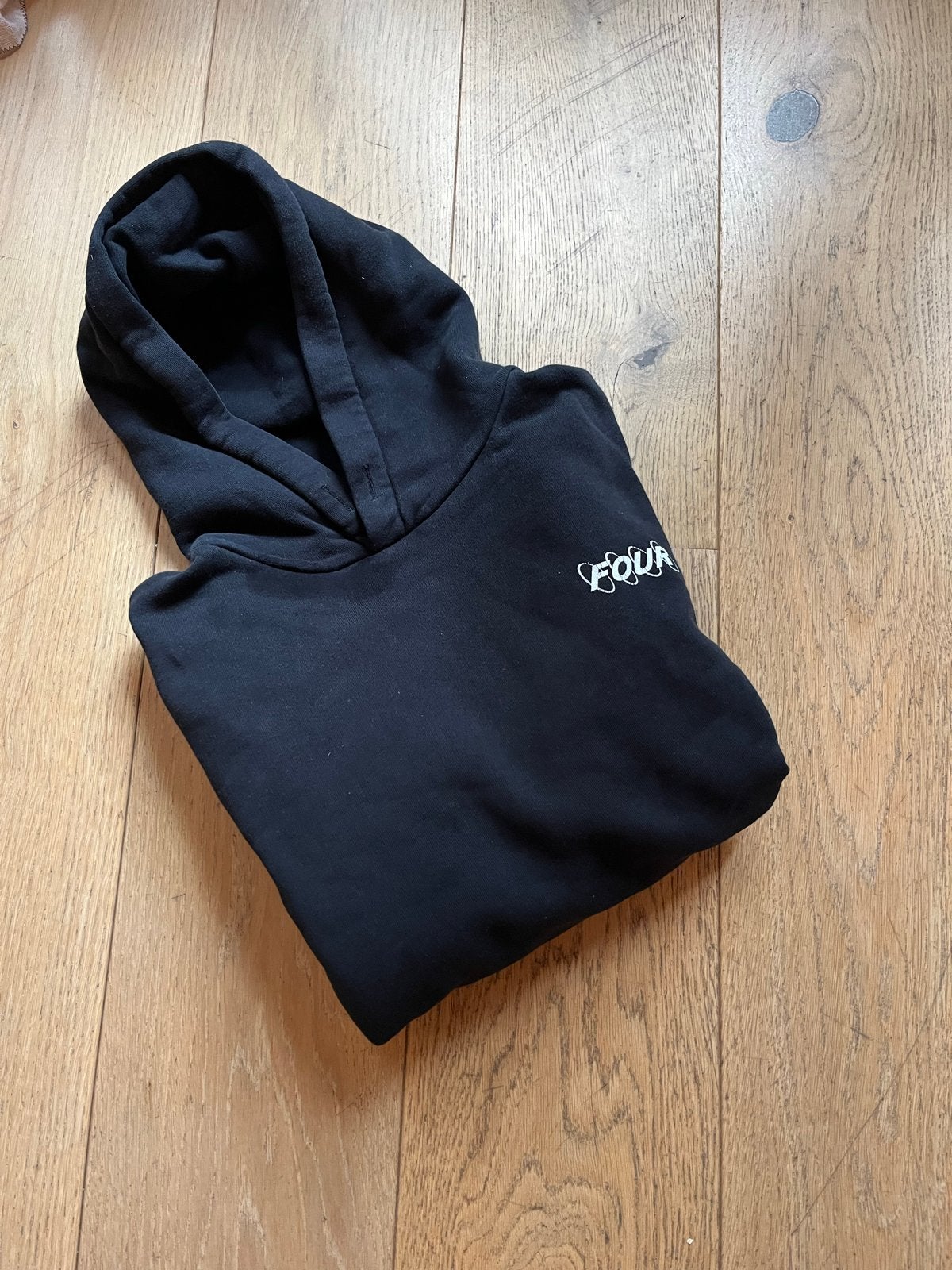 Zwarte FOUR hoodie met klein gaatje in buidelzak, Ophalen of Verzenden