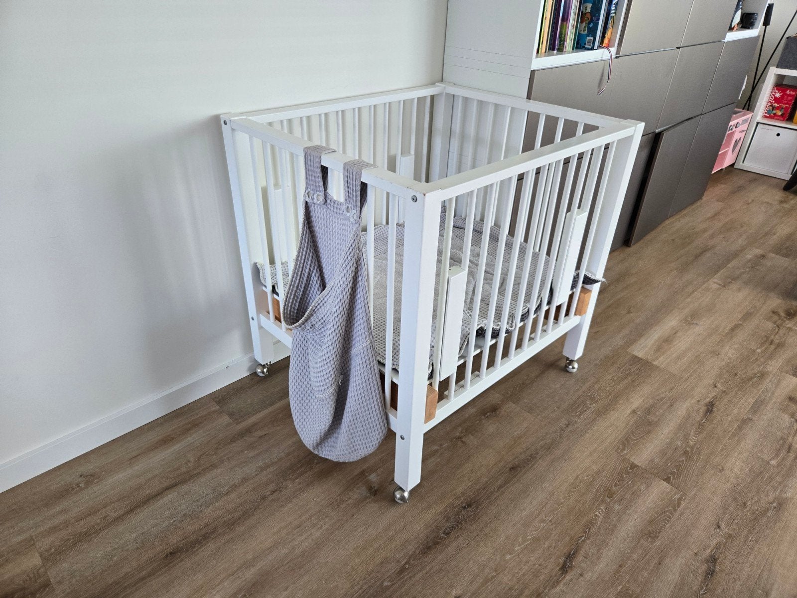 Wit houten box met wieltjes en matras, Ophalen, Gebruikt, Overige typen