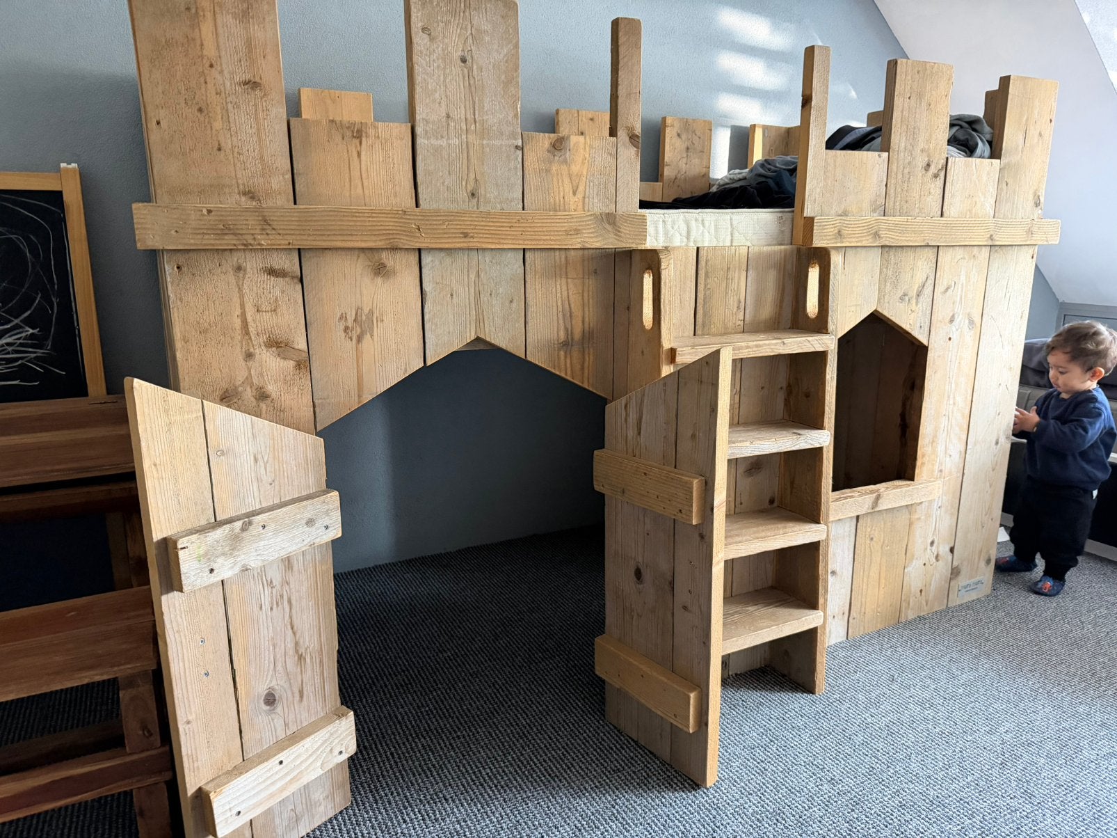 Kasteelbed van hardhout met ladder en speelruimte, Kinderen en Baby's, Ophalen, Zo goed als nieuw, Hoogslaper