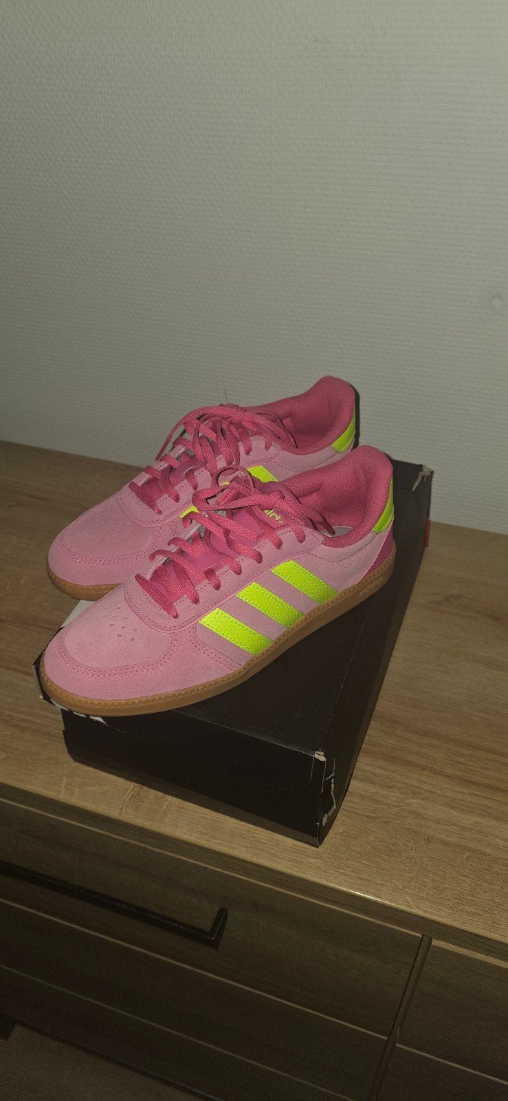 Nieuwe roze Adidas sneakers - slechts 5 min gedragen!, Kleding | Dames, Schoenen, Zo goed als nieuw, Sneakers of Gympen, Roze
