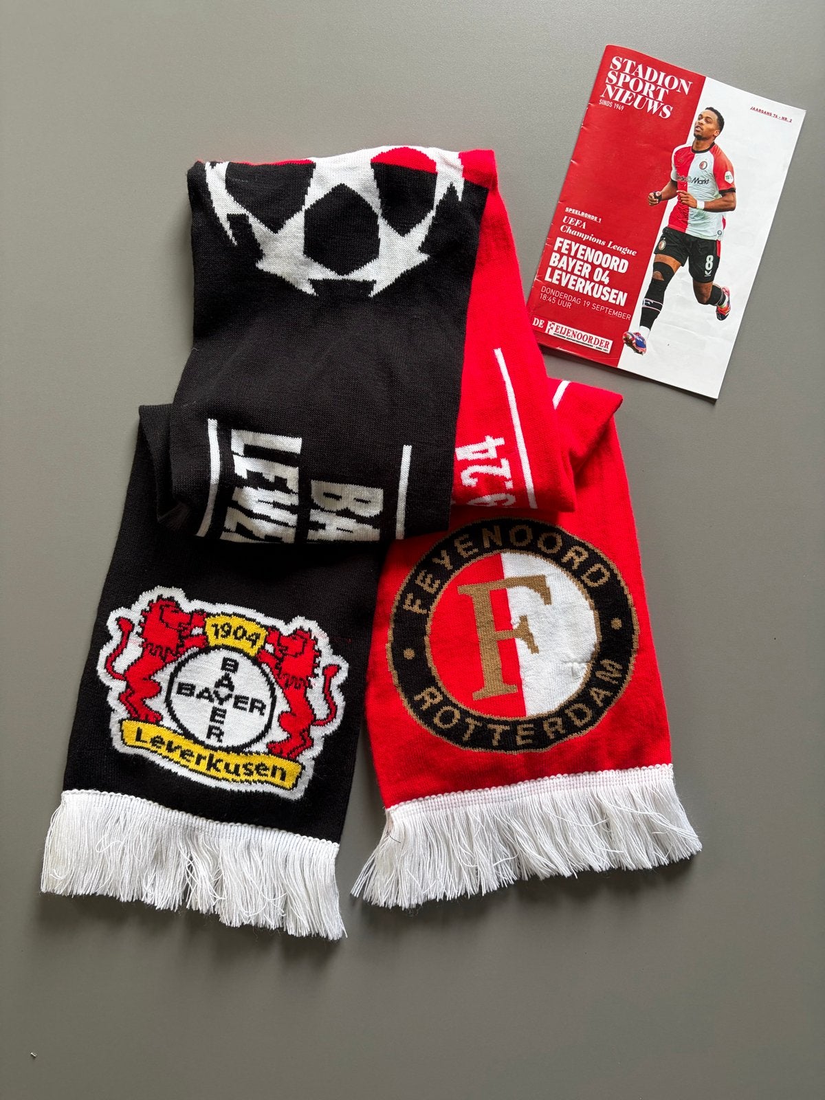 Feyenoord sjaal en wedstrijdboekje UEFA Champions League, Ophalen of Verzenden, Zo goed als nieuw, Balsport