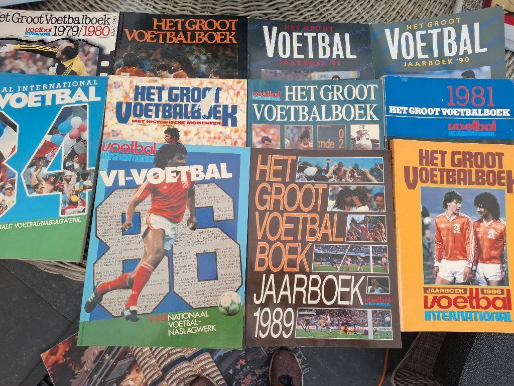 Voetbal jaarboeken, Gelezen, Diverse auteurs, Ophalen of Verzenden, Balsport