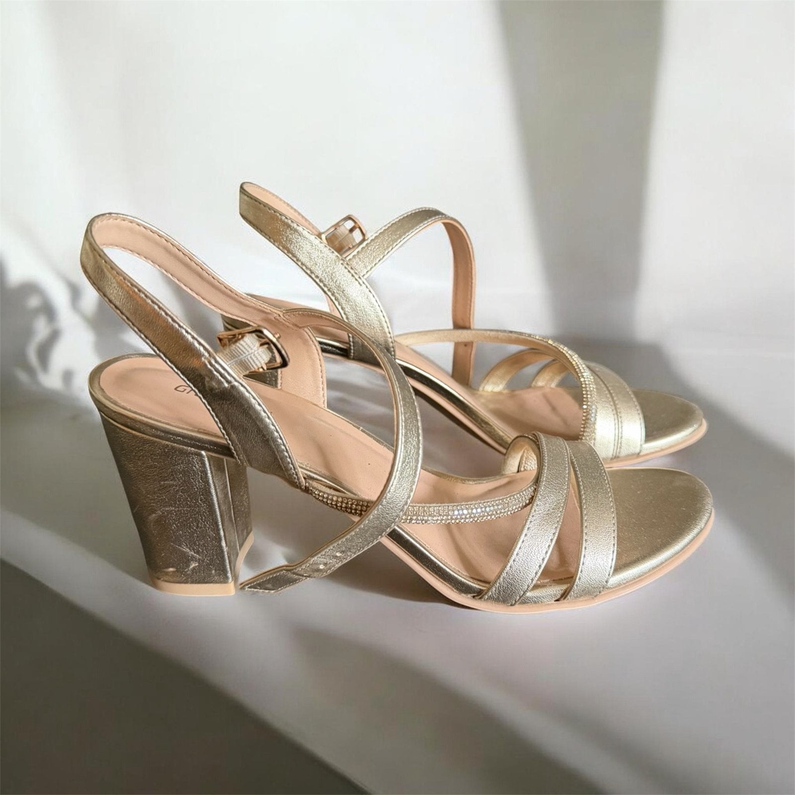Gouden Sandalen met Blokhak - Maat 38, Kleding | Dames, Ophalen of Verzenden, Gedragen, Overige kleuren, Sandalen of Muiltjes