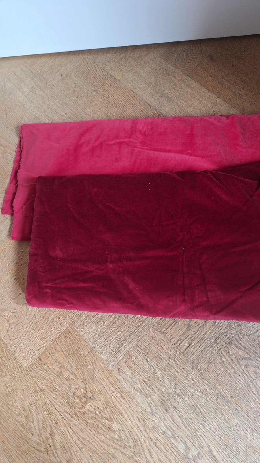 2 Stuks Rode en Roze Fluweel Stof gratis ophalen, Hobby en Vrije tijd, Stoffen en Lappen, Ophalen, Overige materialen, Gebruikt
