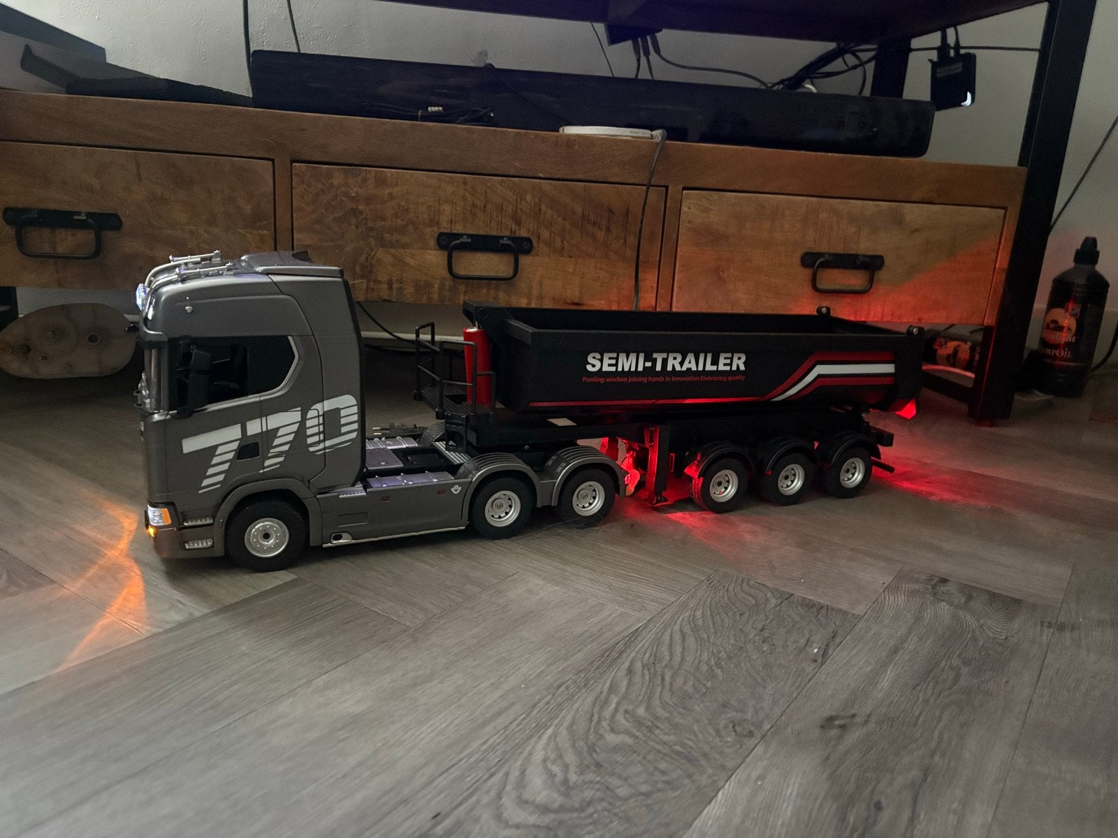 Scania 770 1:18 RC Vrachtwagen met Semi Kiep Trailer, Hobby en Vrije tijd, Modelbouw | Radiografisch | Auto's, Elektro, Nieuw