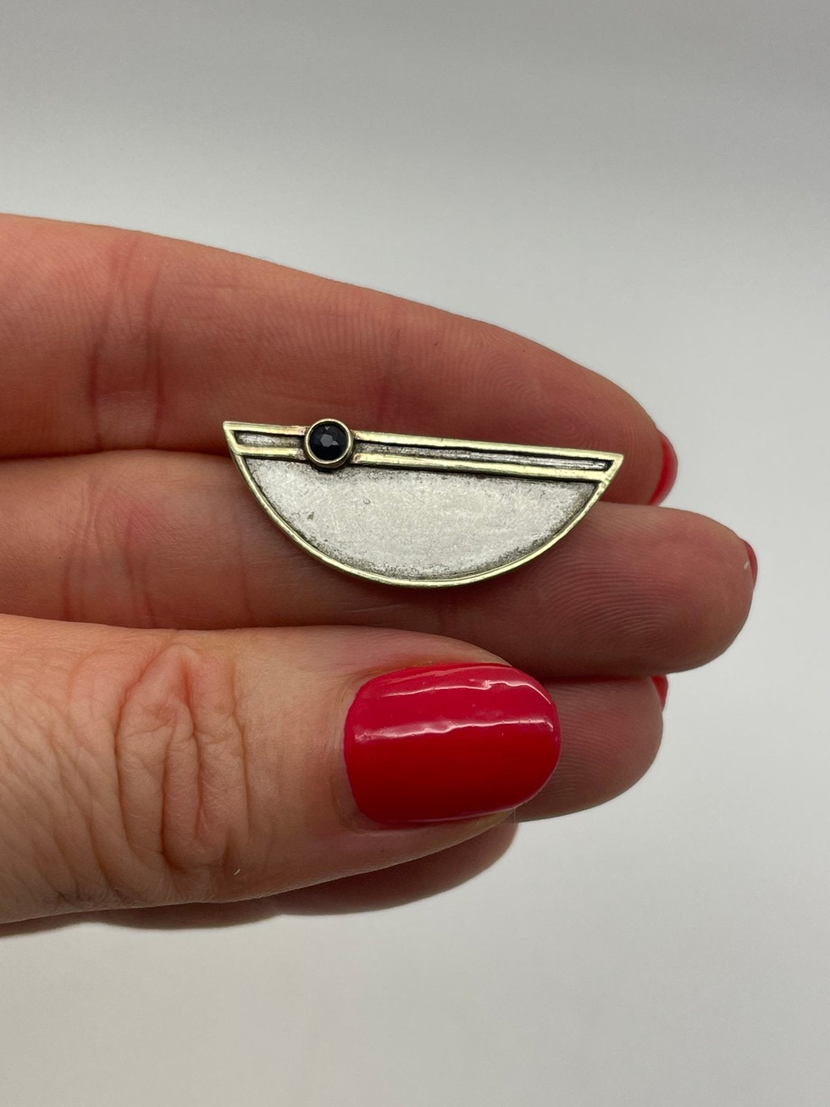 E387 Prachtige zilveren modernist broche blauwe saffier, Sieraden, Tassen en Uiterlijk, Minder dan 4 cm, Ophalen of Verzenden
