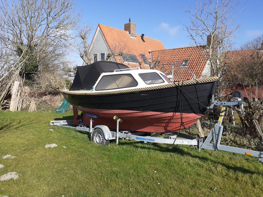 Leuke vis- en toersloep op kanteltrailer, Watersport en Boten, Ophalen, 8 pk, Kabelaring, Gebruikt