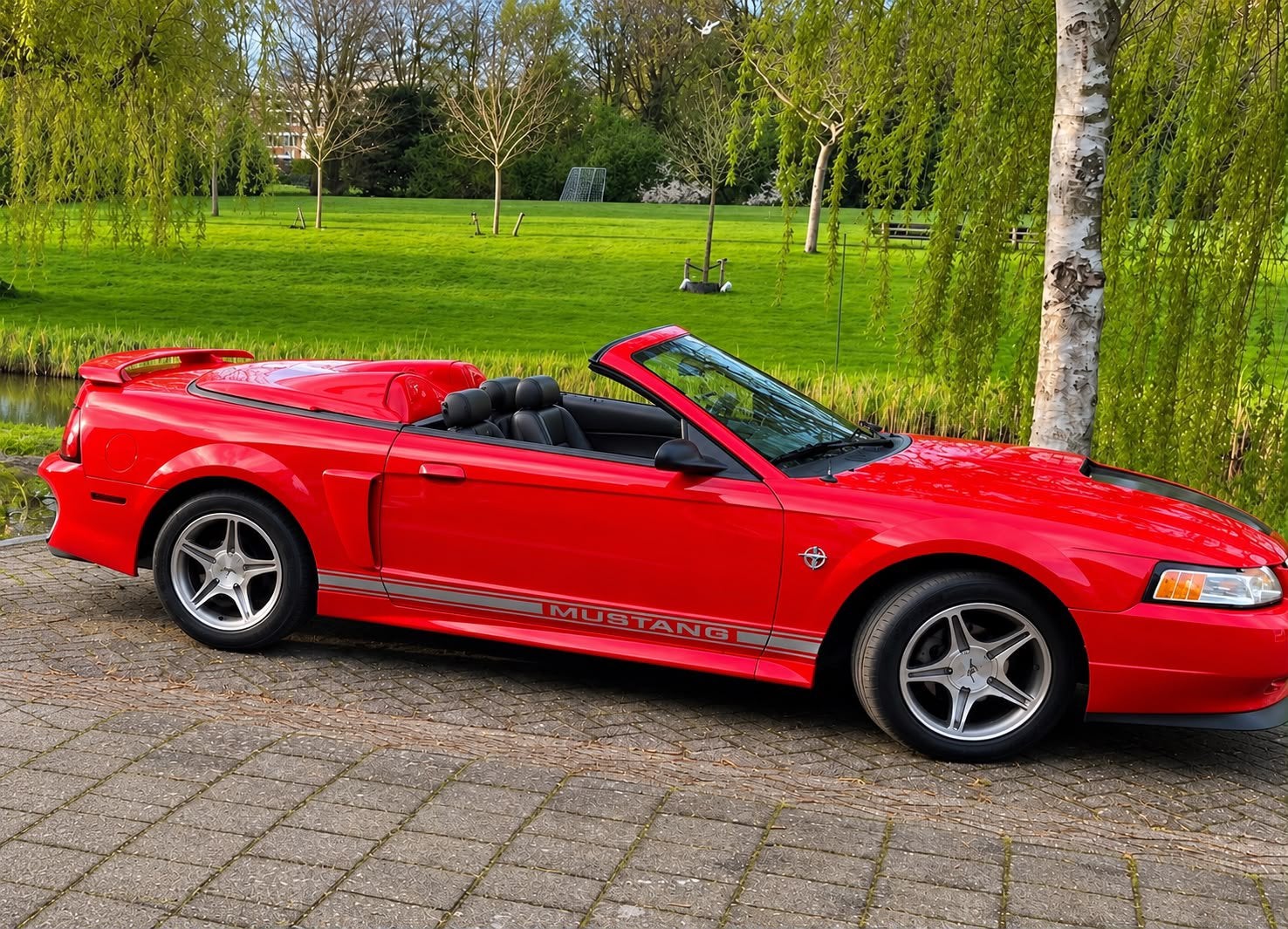 Ford Mustang gt convertible  Rood, 35 th anniversary edition, Auto's, Automaat, Achterwielaandrijving, Lederen bekleding, 8 cilinders