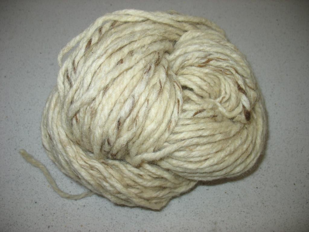 Breien Haken Ierse Breiwol Ecru met Bruine Vlokjes, Hobby en Vrije tijd, Breien en Haken, Ophalen, Nieuw, Breien, Wol of Garen