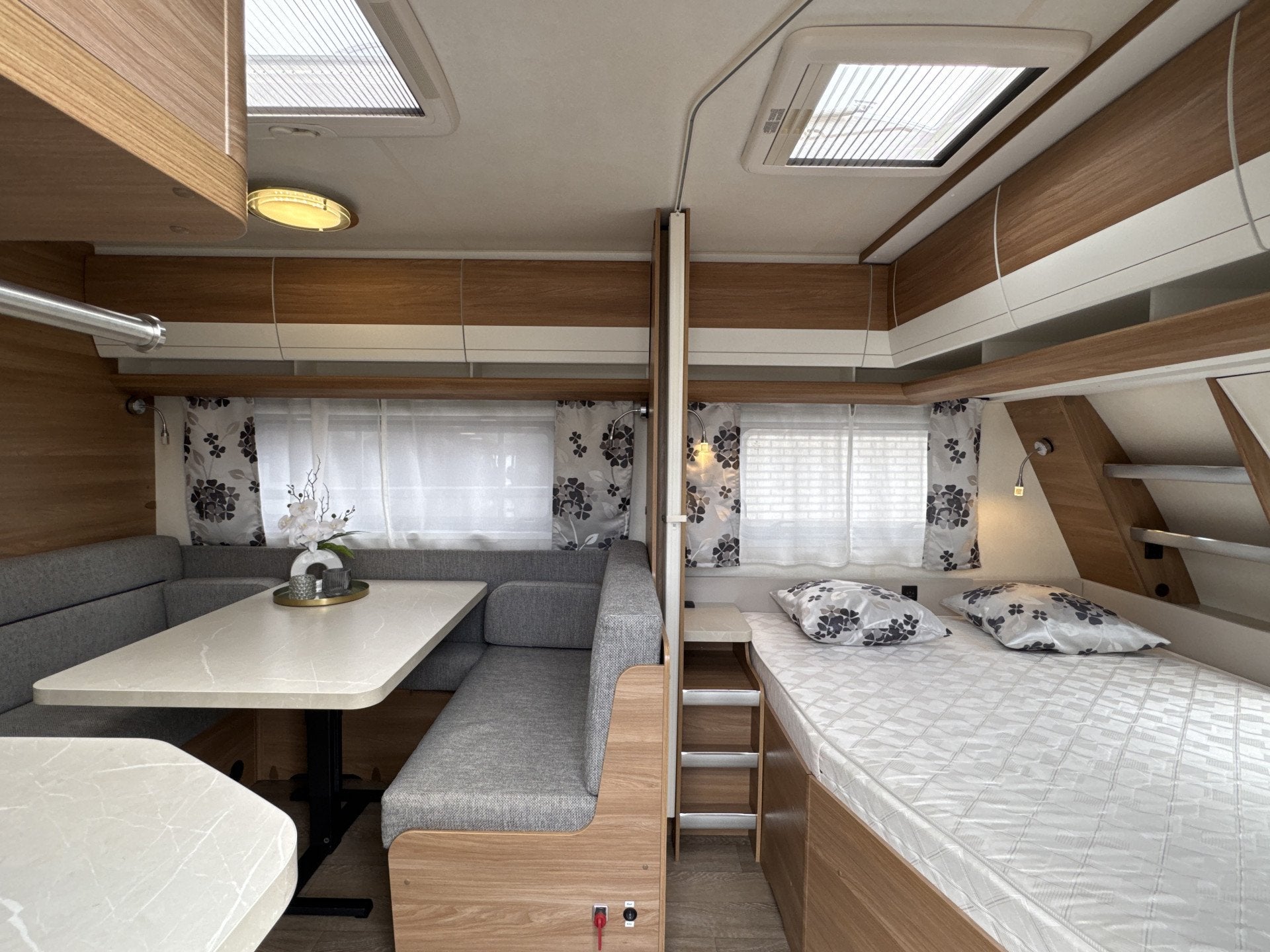 Hobby De Luxe 545 KMF met STAPELBED EN GARAGE *6 Slaapplaats, Ringverwarming, Hobby, Overige typen, 7 tot 8 meter