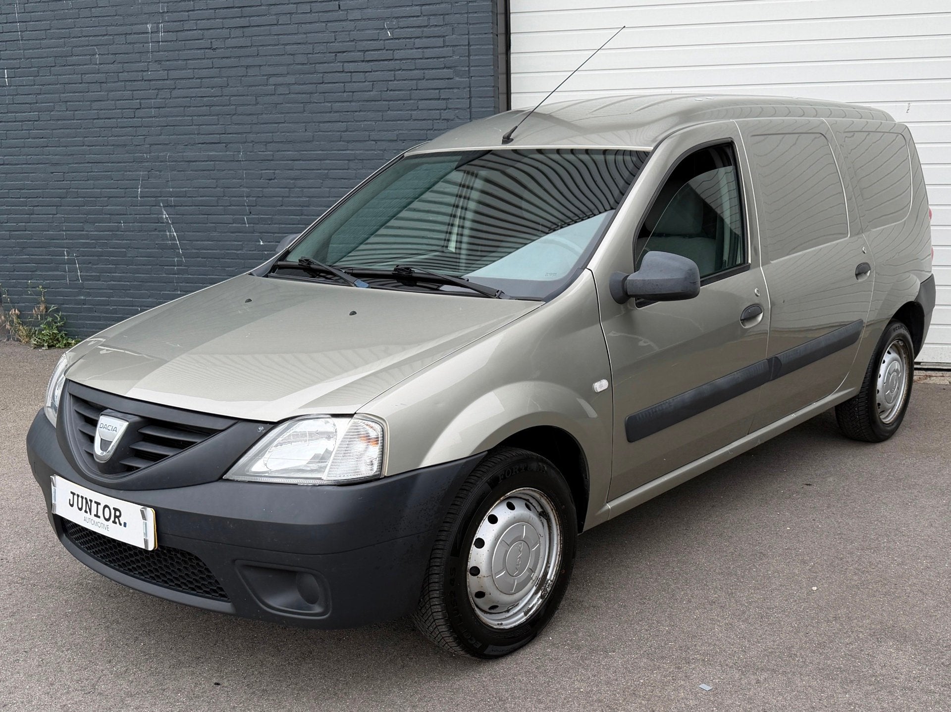 Dacia Logan 1.6 BENZINE/MARGE/BLUETOOTH/RIEMVV, Auto's, Bestelauto's, Euro 5, Stof, Gebruikt, Zwart