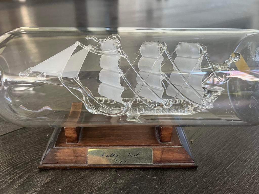 Glazen Flessenschip 'Cutty Sark 1869' op Houten Sokkel, Ophalen of Verzenden