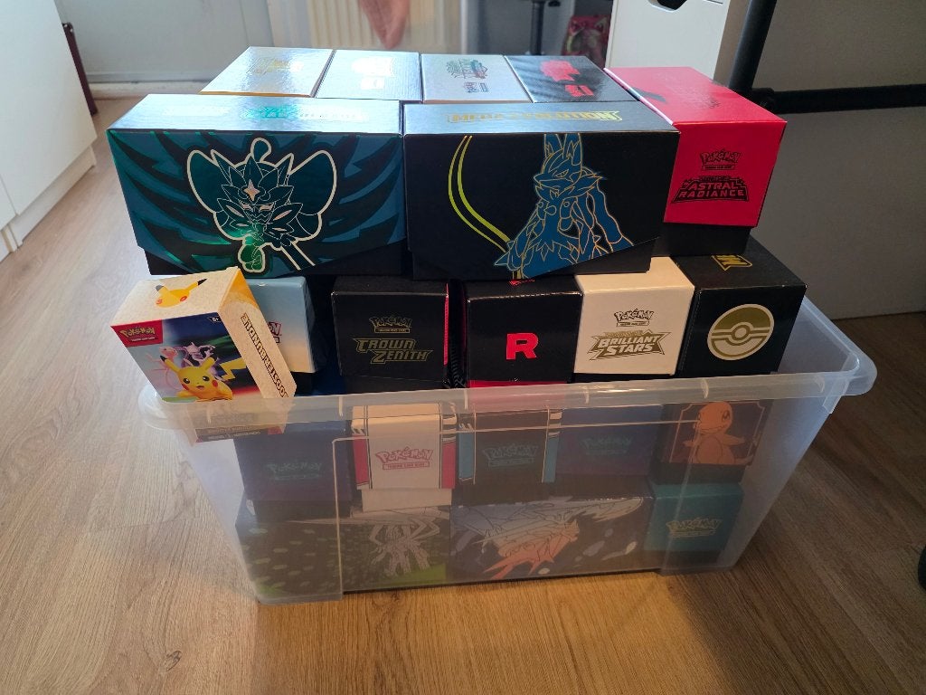 Pokémon bulk 9500+ kaarten | incl. ETB dozen en opbergbox, Hobby en Vrije tijd, Ophalen of Verzenden, Zo goed als nieuw, Meerdere kaarten