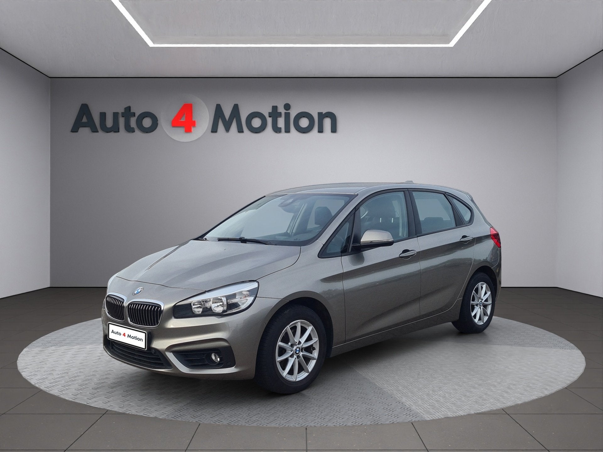 BMW 2-serie Active Tourer 216d High Executive Met LED I NAVI, Auto's, Voorwielaandrijving, Dealer onderhouden, Gebruikt, Automatische klimaatregeling