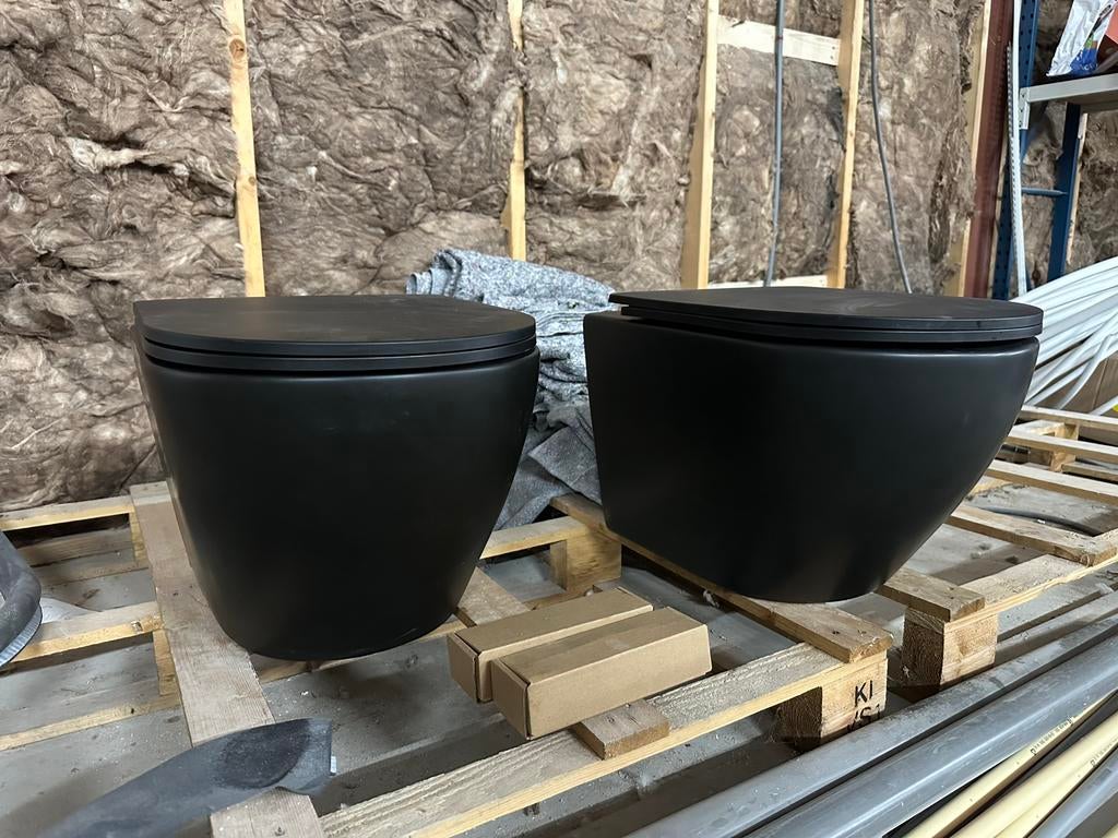 Nieuw Rimless toilet met softclose bril zwart 2x, Ophalen, Zo goed als nieuw, Toilet