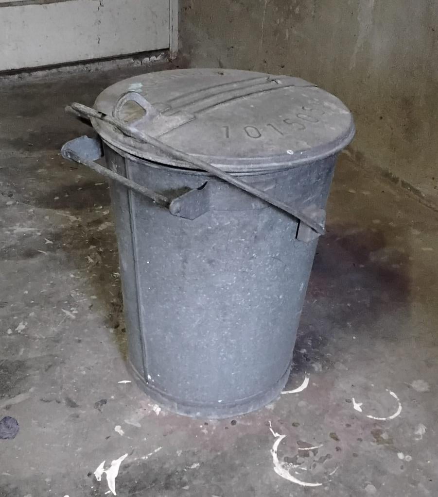 Zinken emmer met deksel, Ophalen