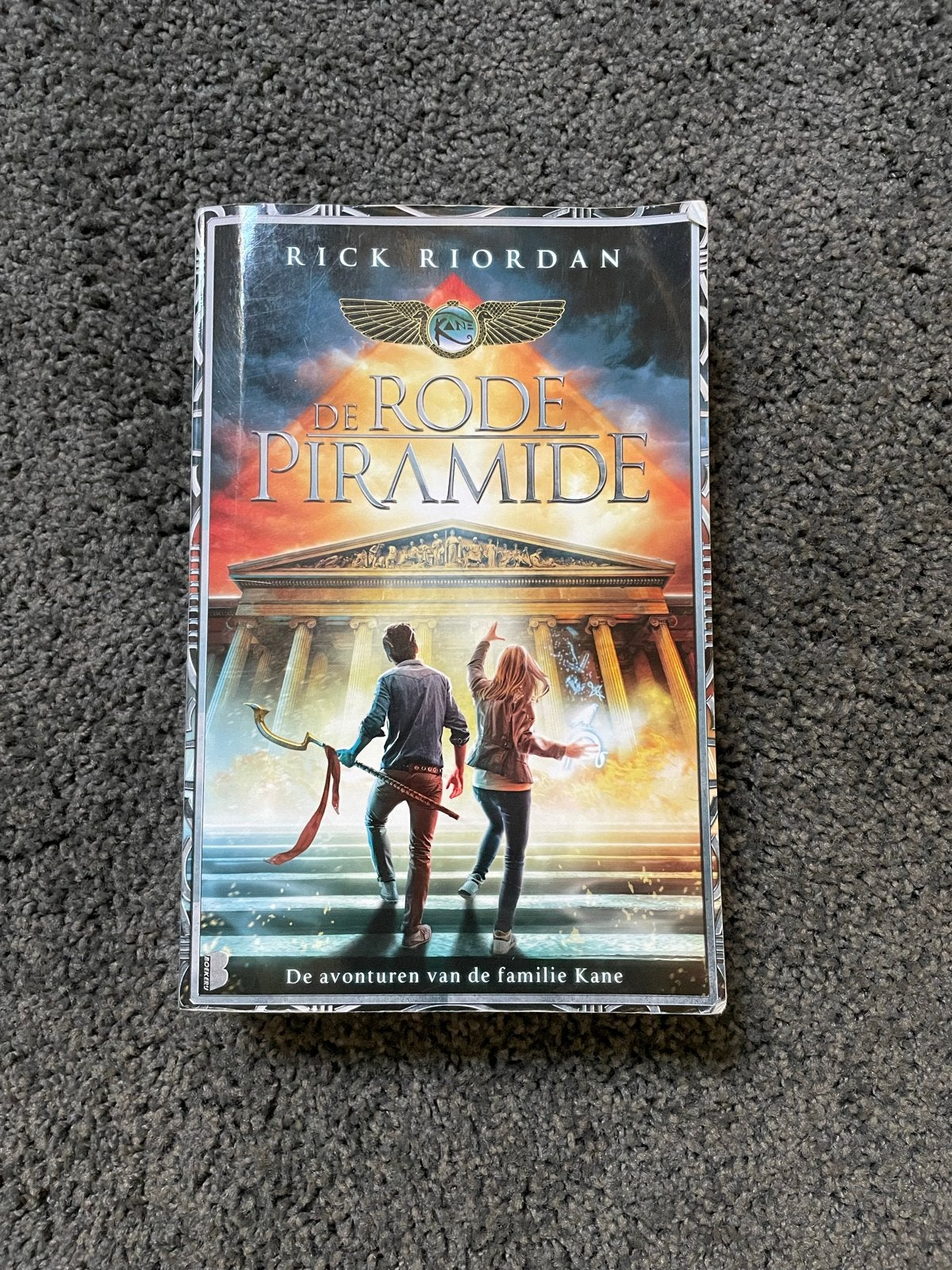 De Rode Piramide - Rick Riordan (De avonturen van de familie, Ophalen of Verzenden, Zo goed als nieuw, Fictie