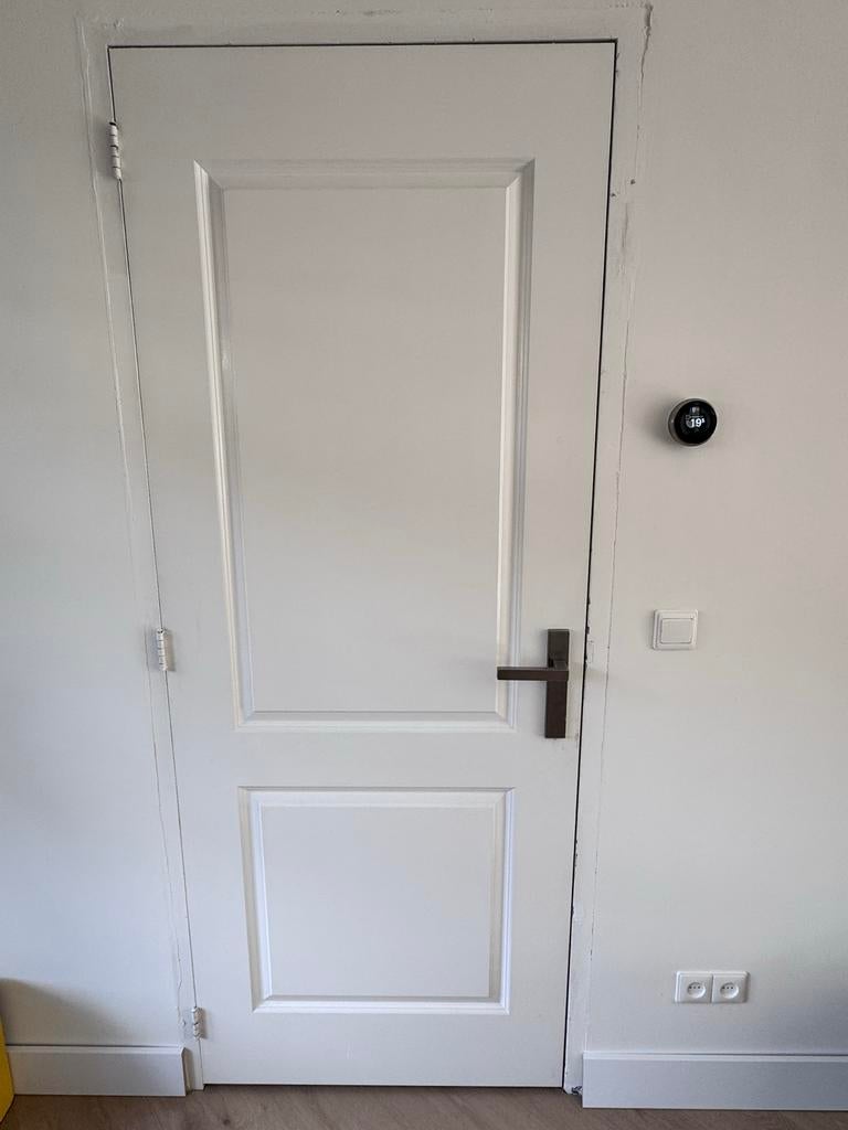 Witte binnendeur met paneeldetails en deurbeslag, Ophalen, Gebruikt, 80 tot 100 cm, Binnendeur