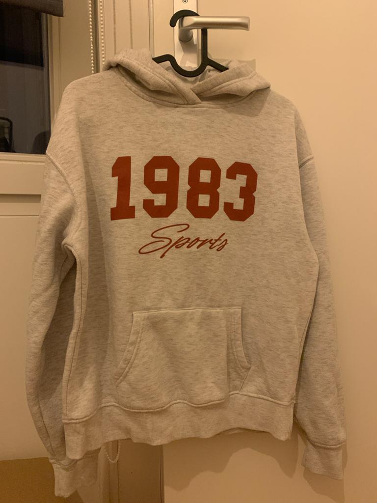 Primark Hoodie Grijs met '1983 Sports' Opdruk - Maat XS, Kleding | Dames, Ophalen of Verzenden, Zo goed als nieuw, Maat 34 (XS) of kleiner