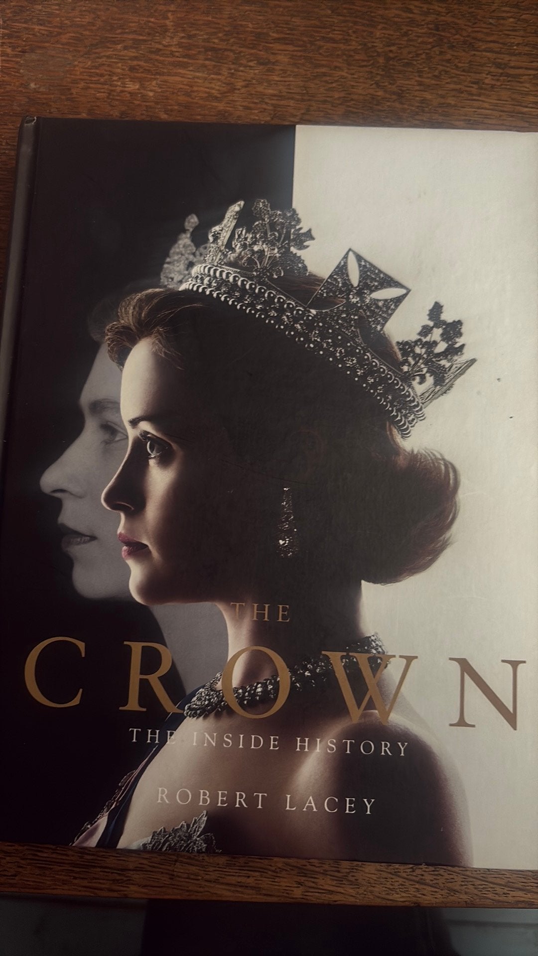 The Crown the inside story, Ophalen of Verzenden, Gelezen, Tv-serie