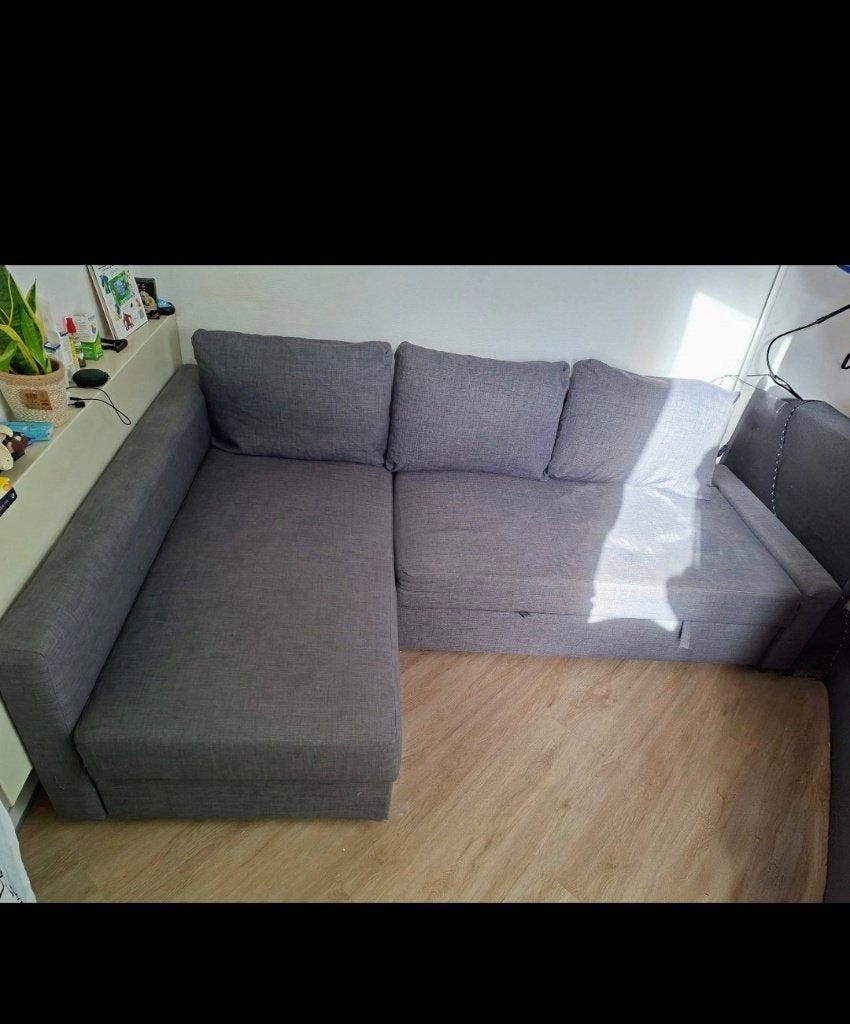 Gratis af te halen: Grijze hoekbank met vlek, Huis en Inrichting, Gebruikt, Hoekbank, Ophalen of Verzenden, 200 tot 250 cm