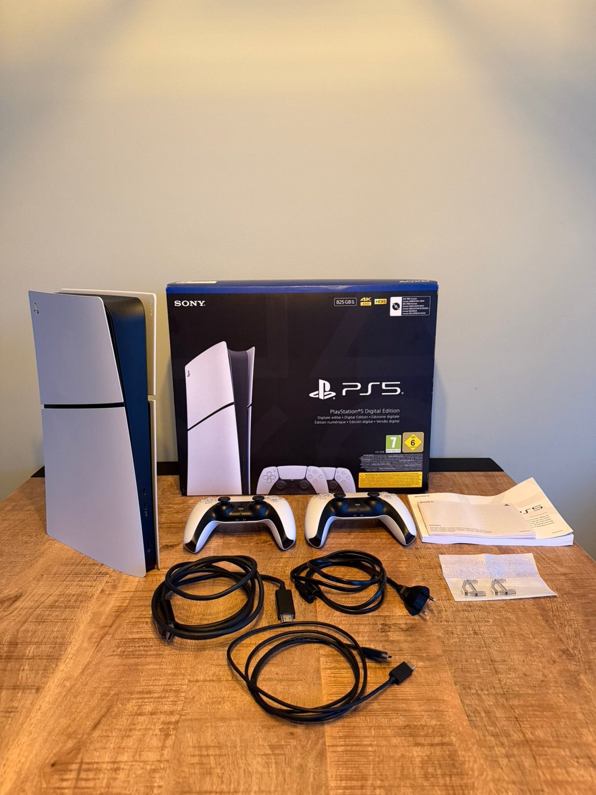 Playstation 5 slim digital edition 2 controllers, Spelcomputers en Games, Ophalen of Verzenden, Zo goed als nieuw