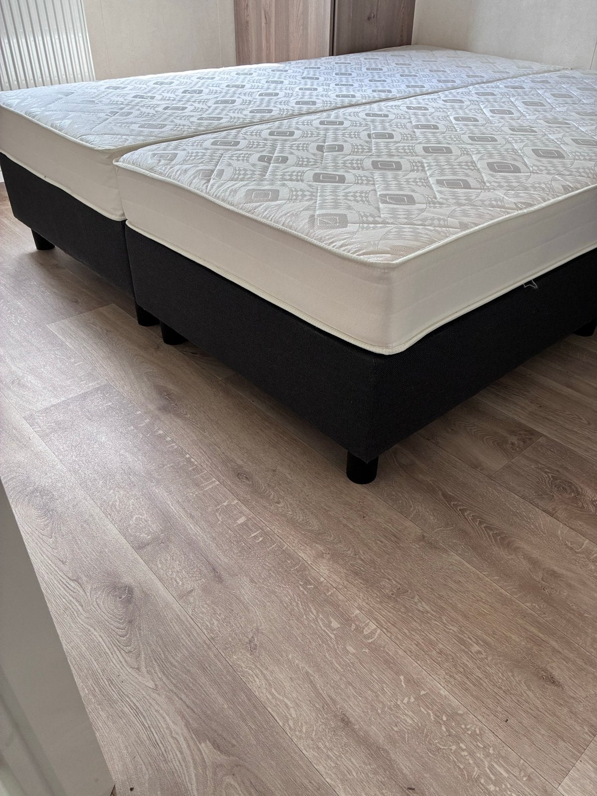 Twee eenpersoons boxsprings met matrassen, Huis en Inrichting, Slaapkamer | Bedden, Ophalen, Overige kleuren, 200 cm, Stof