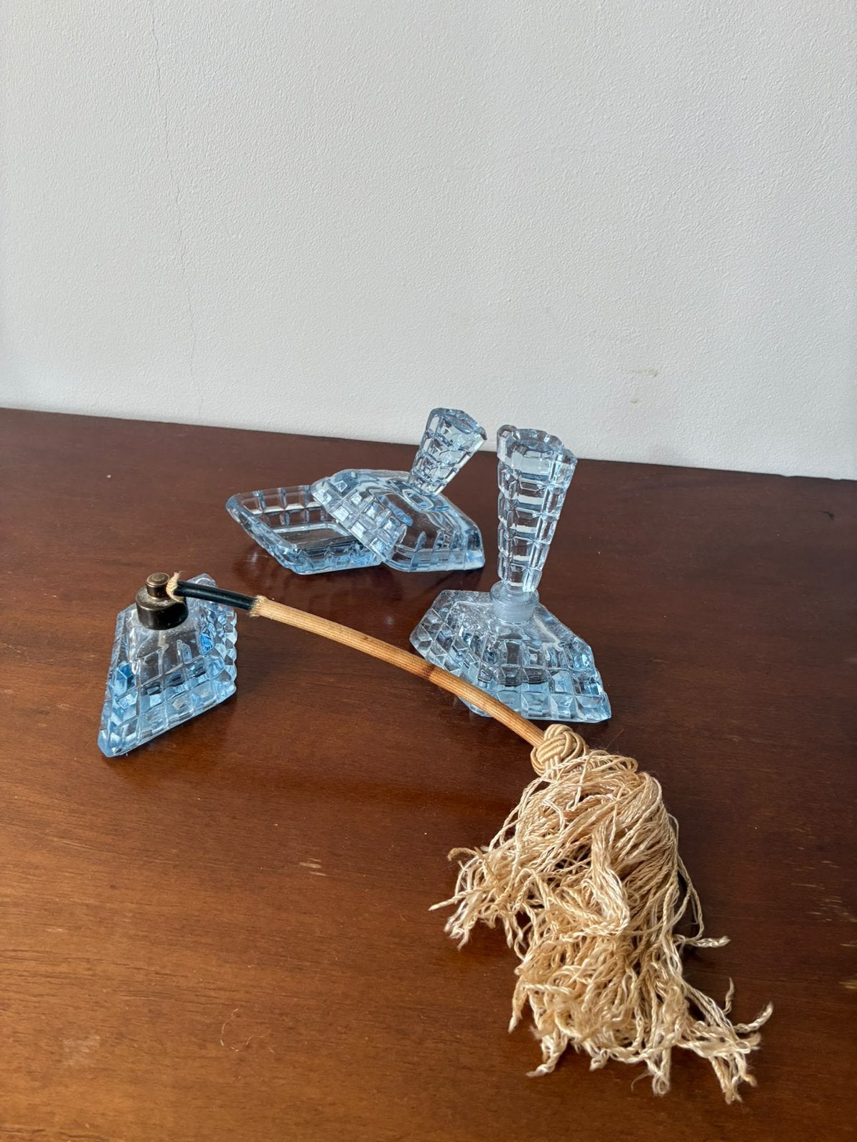 Vintage blauw glazen inktstel met ganzenveer, Ophalen