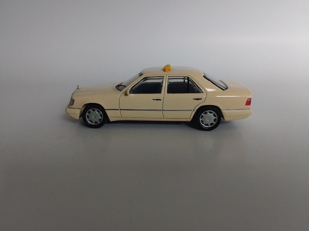 Mercedes E klasse W124  Herpa 1:43  Taxi uitvoering, Hobby en Vrije tijd, Ophalen of Verzenden, Nieuw, Auto, Overige merken