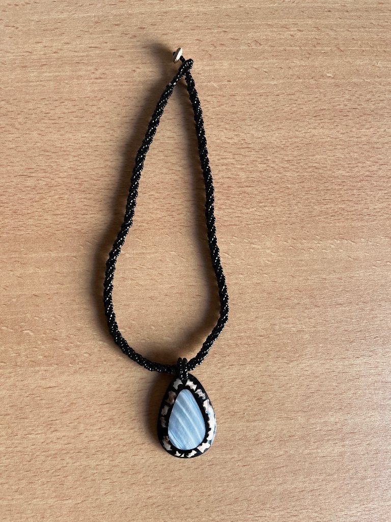 Vintage Bohemian Macramé Ketting met Blauwe Shell, Ophalen of Verzenden, Zo goed als nieuw, Blauw, Overige materialen