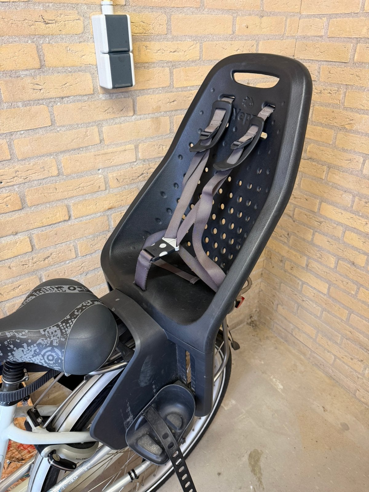 Yepp Maxi achterzitje - zwart, Fietsen en Brommers, Fietsaccessoires | Fietsstoeltjes, Ophalen, Gebruikt, 9 t/m 18 kg, Achterzitje